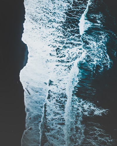 鸟瞰的海浪
